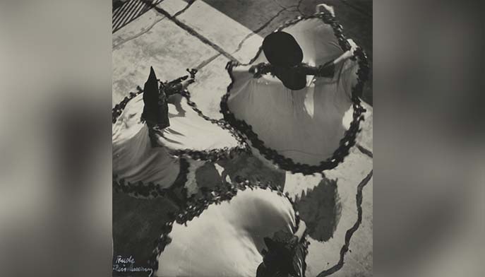 Trude Fleischmann, Toni Birkmeyer Ballet in “Cancan,” Vienna, 1930, gelatin silver print. Lent by Michael Mattis and Judith Hochberg. © Trude Fleischmann