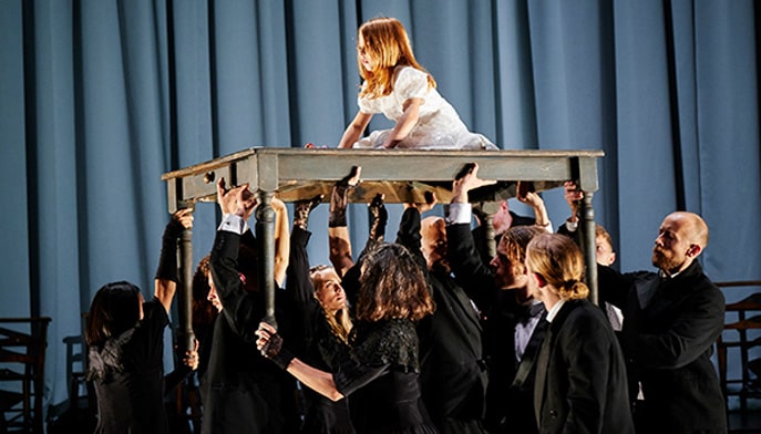 The dancers and players of MÁM on stage.