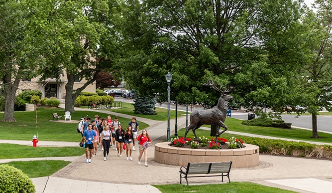 Students (future StagMates/alumni couples? Only time will tell!) touring Fairfield's campus.