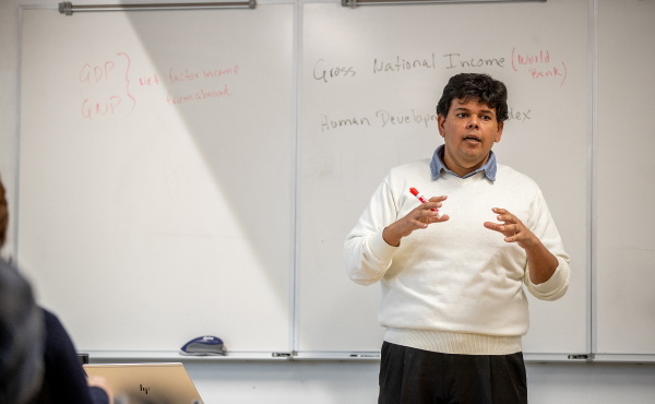 Dr. Vásquez teaching “World Economic Development” at the Dolan School.