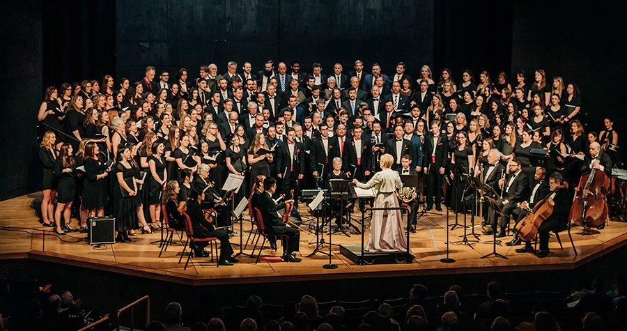 Accompanist Beth Palmer and the Festival Orchestra performed with more than 180 alumni and student singers at the 75th anniversary concert, conducted by Carole Ann Maxwell, DSM, P’02.