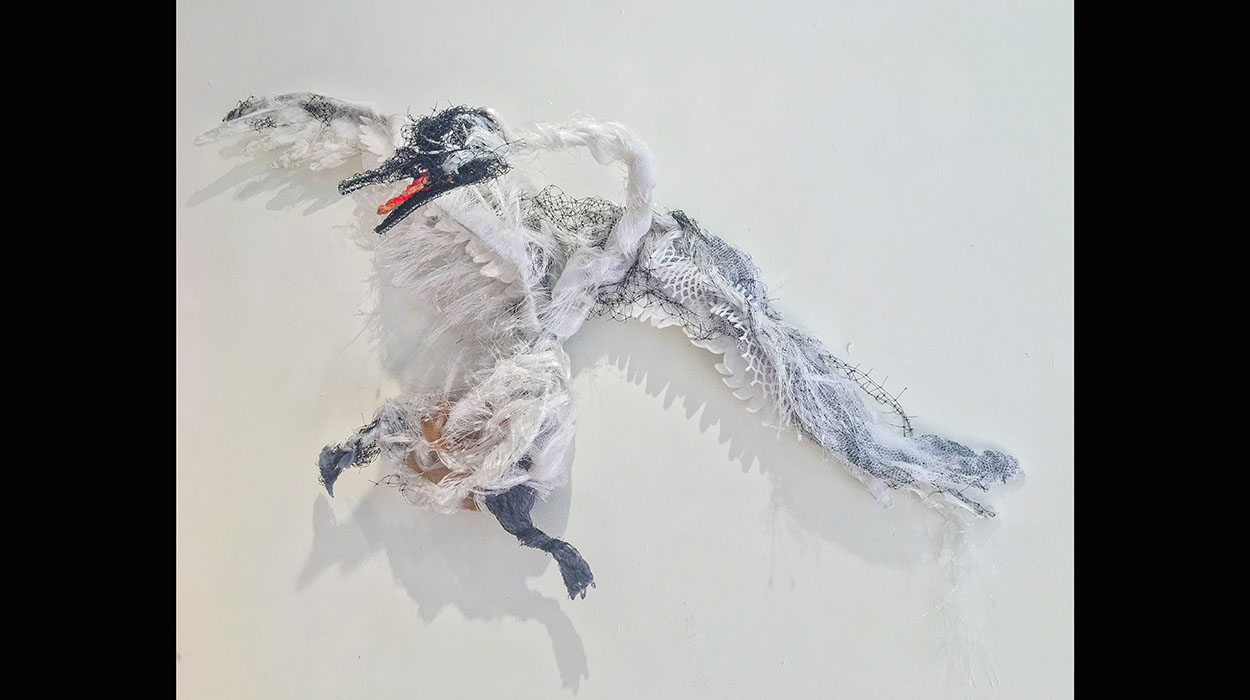 <strong>Christy Rupp</strong>, <em>Threatened Swan (after Jan Asselijn)</em>, 2017, plastic filament, welded metal.<br /> Lent by Joshua Rechnitz, © Christy Rupp